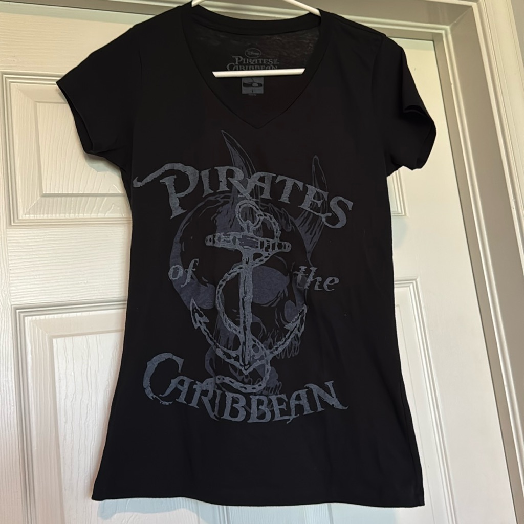 Pirates Of The Caribbean On Stranger Tides TShirt Size Medium Pirates Of The Caribbean On Stranger Tides TShirt Size Medium
